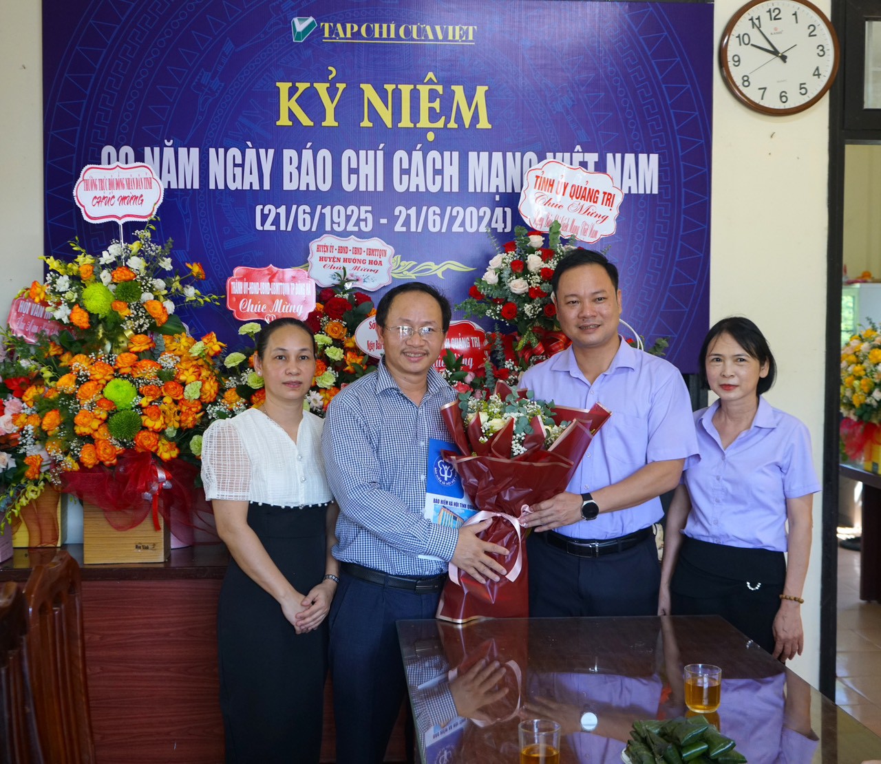 Bảo hiểm x&atilde; hội tỉnh tặng hoa ch&uacute;c mừng